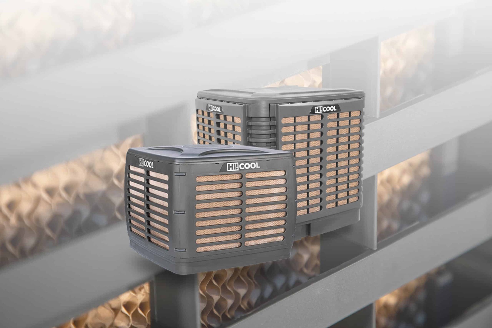 Deux rafraîchisseurs d'air évaporatifs HI COOL devant des médias évaporatifs haute performance