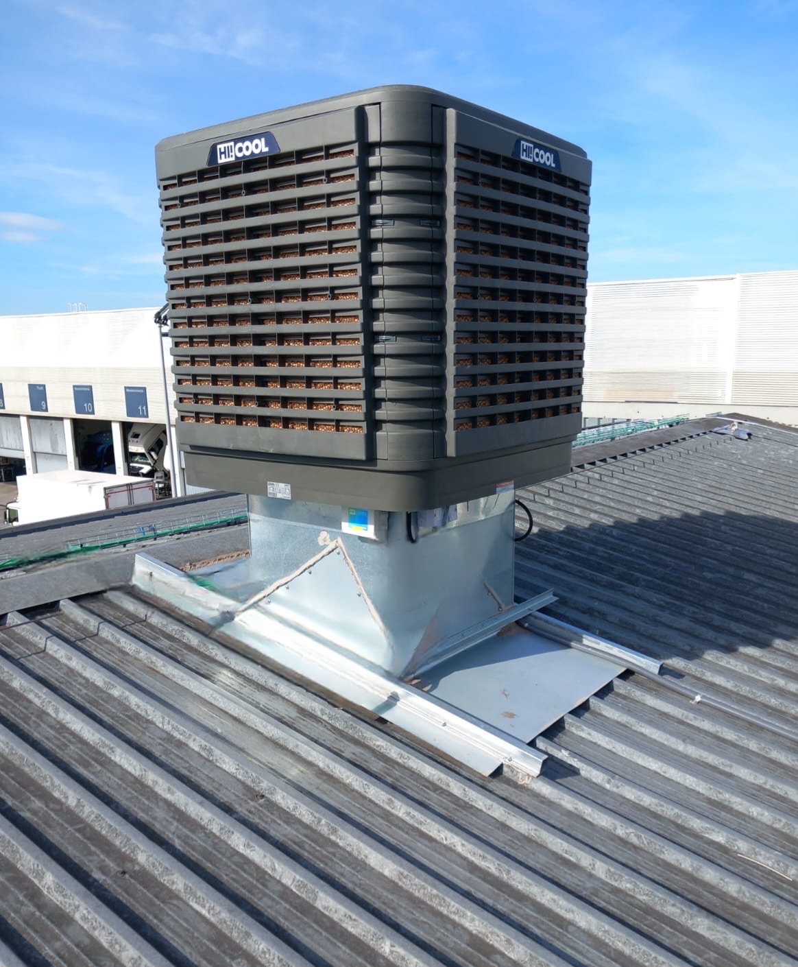 Rafraîchisseur d'air évaporatif HI COOL HI! 20 installé en toiture d'un bâtiment industriel